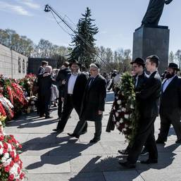 Возложение траурных венков на Пискаревском в День Победы. 2018