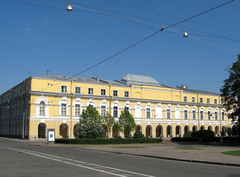 Петербургский государственный университет факультеты. Новобиржевой Гостиный двор Санкт Петербург. Менделеевская линия 5 СПБГУ. Гостиный двор Менделеевская линия. Двор истфак СПБГУ.