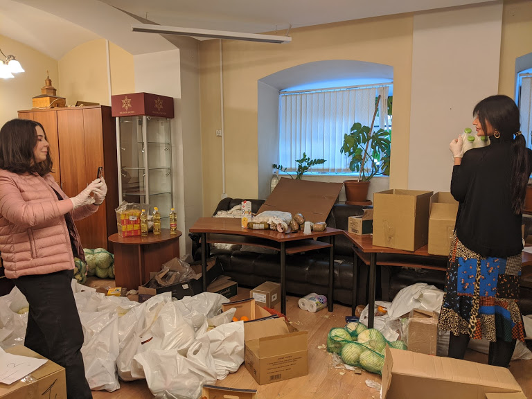 Волонтеры развезли продуктовые наборы пожилым подопечным Синагоги