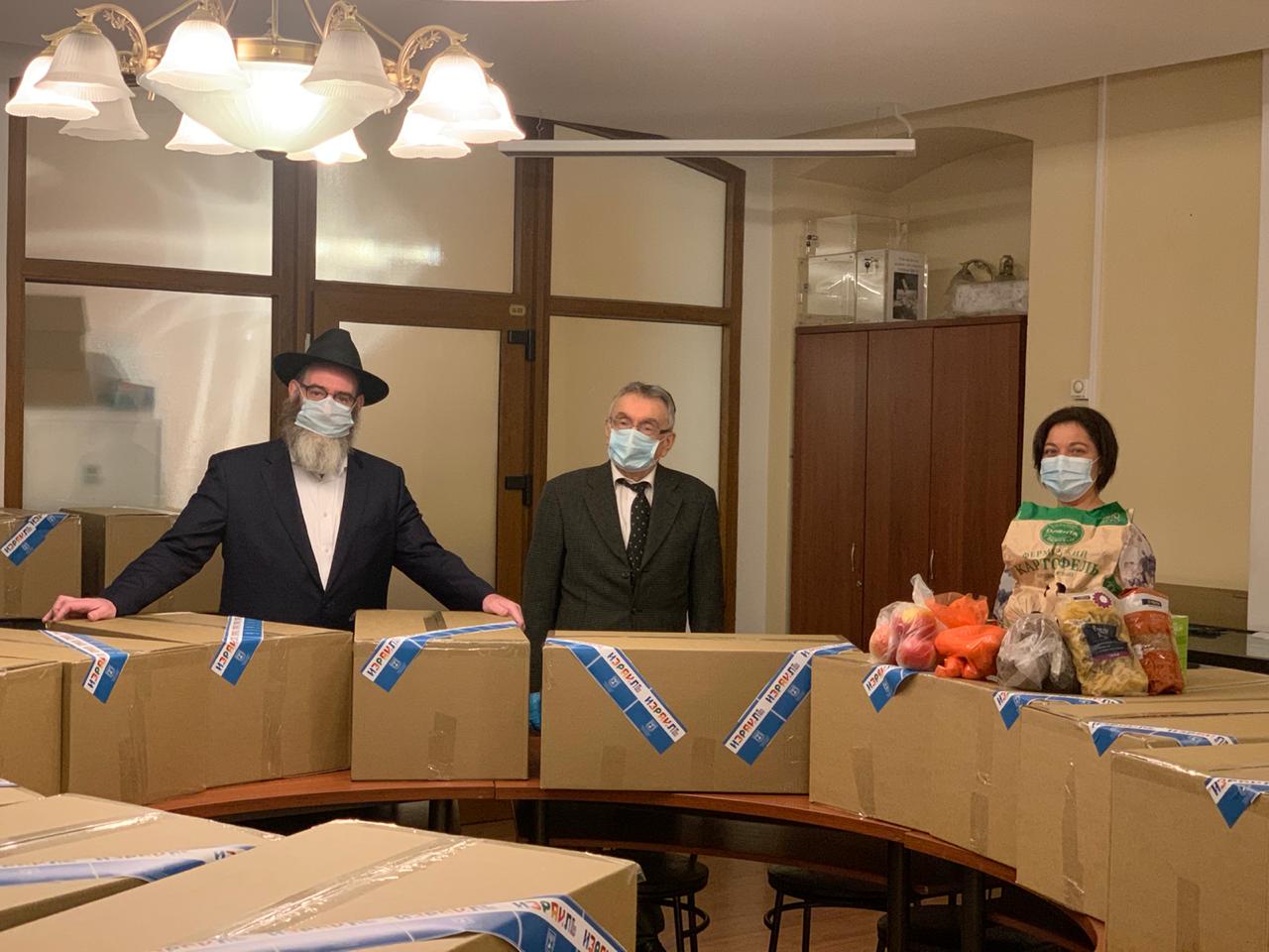 Генконсульство Израиля и Синагога собрали продуктовые наборы для больных Covid