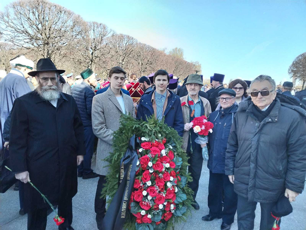 Делегация еврейской общины возложила венки на Пискаревском