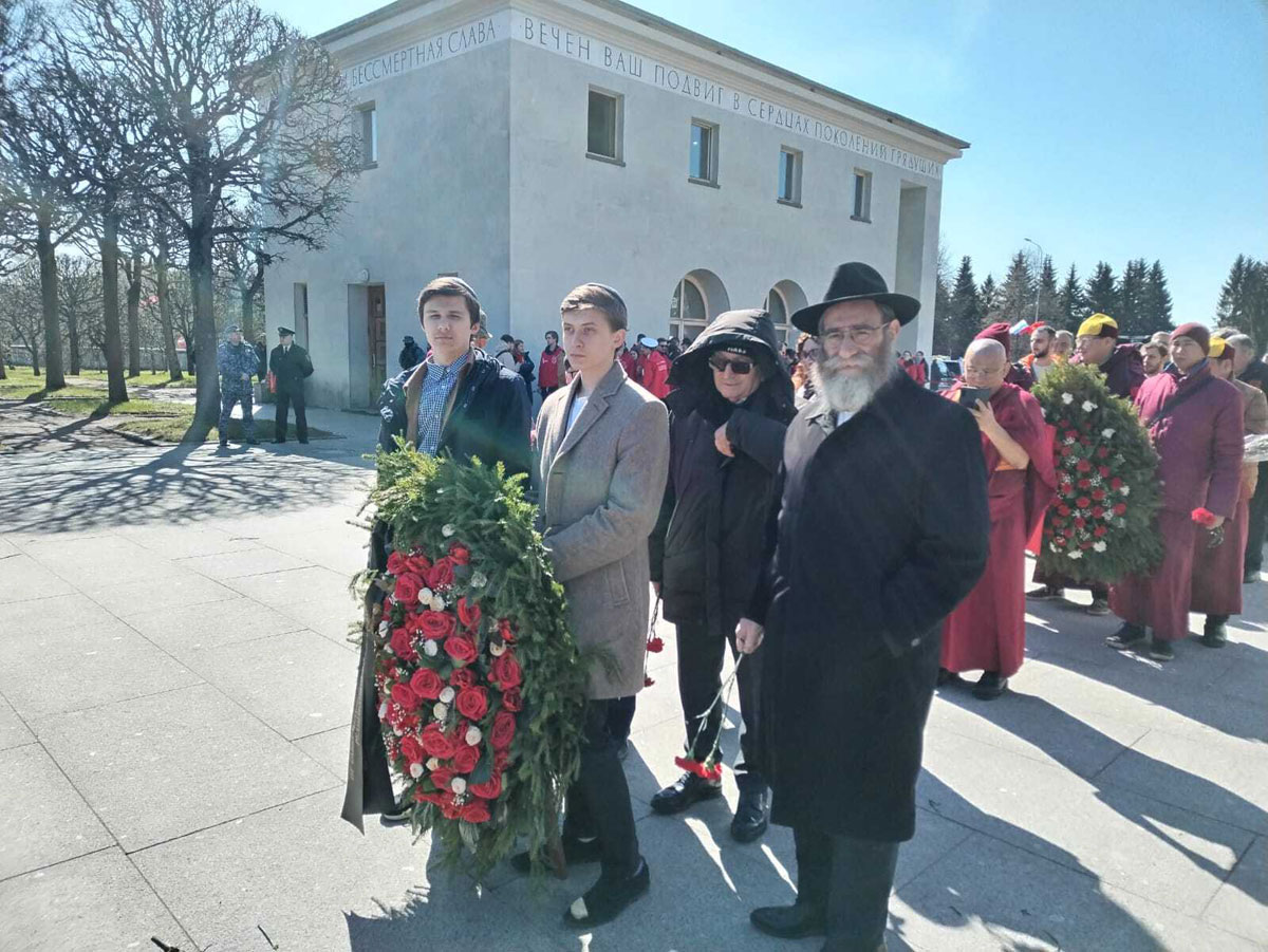 Делегация еврейской общины возложила венки на Пискаревском