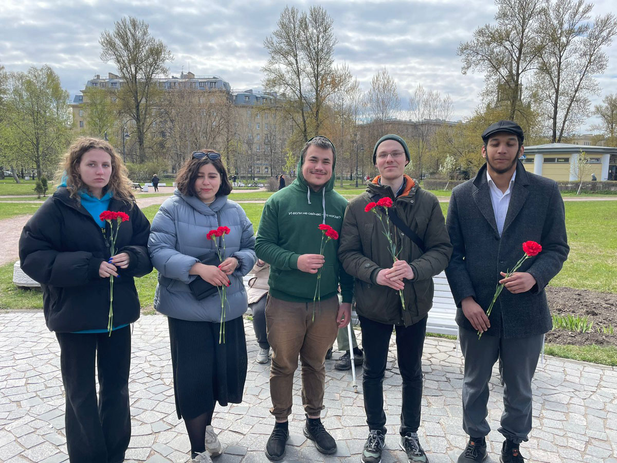 Принимают в общины. Волонтеры в школе. Добровольцы на благотворительность это.