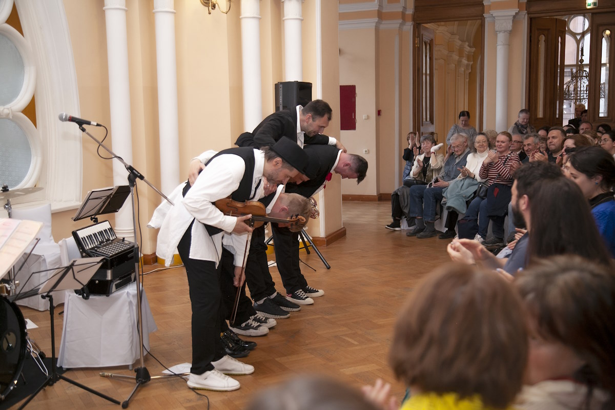 images/corp_news/2023/06/v-sinagoge-sostoyalsya-konczert-acid-hasid-chiribim_f2.jpg