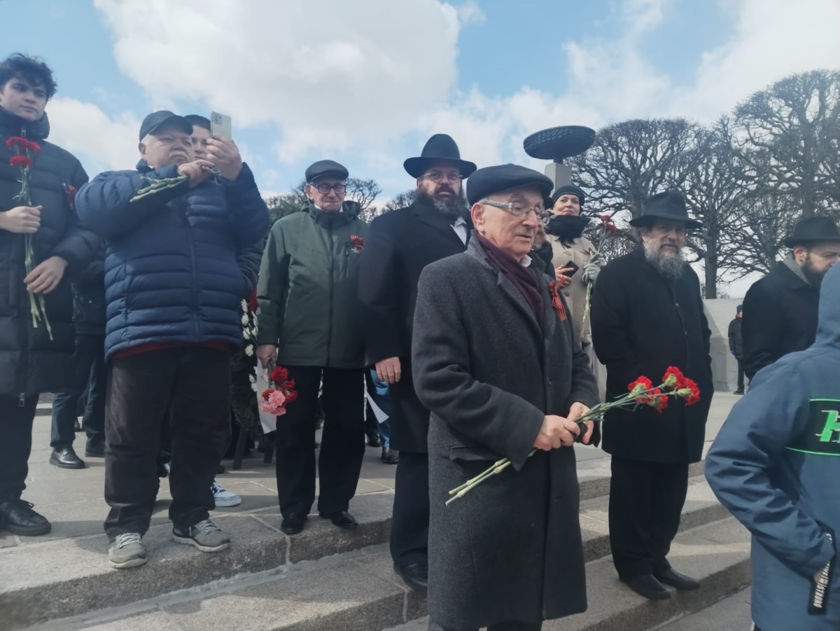 Делегация еврейской общины возложила венки на Пискаревском