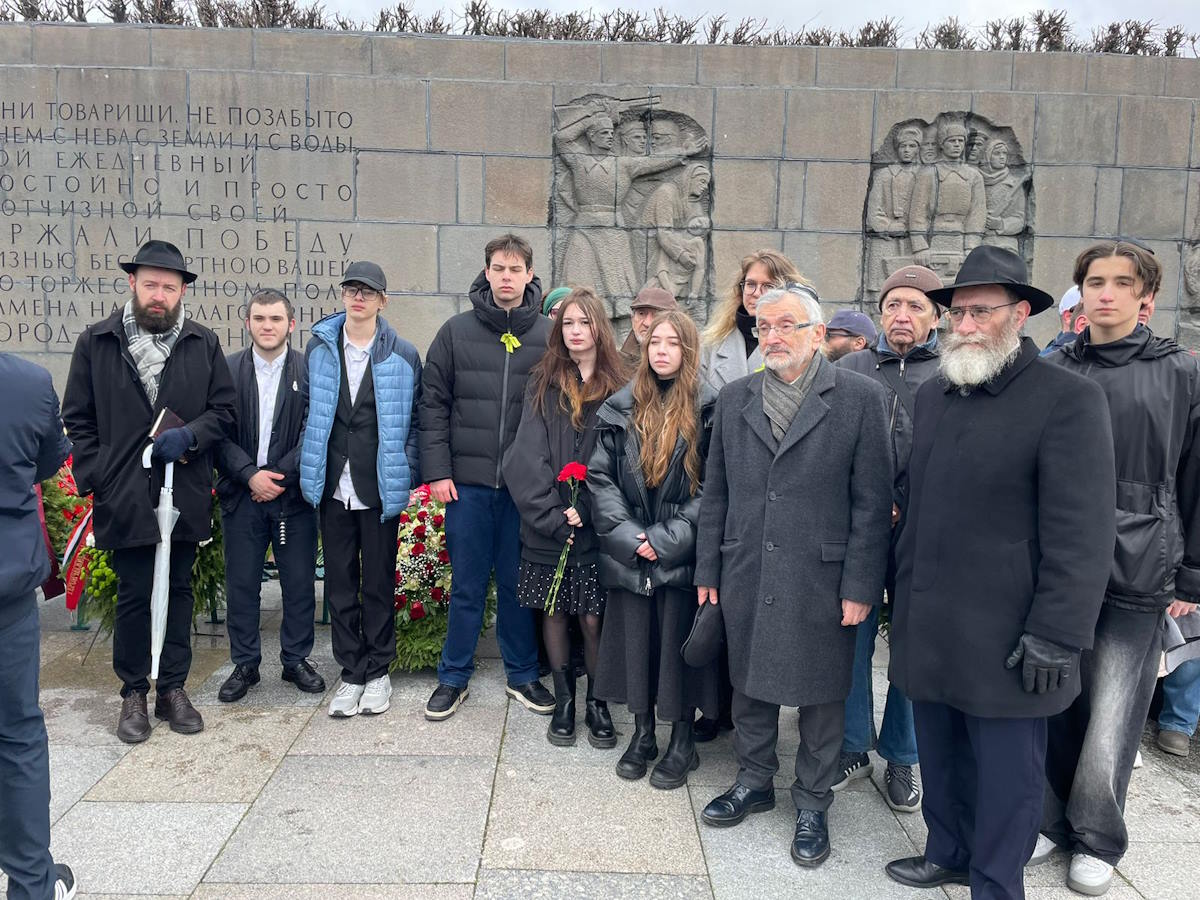 Делегация еврейской общины возложила венки на Пискаревском