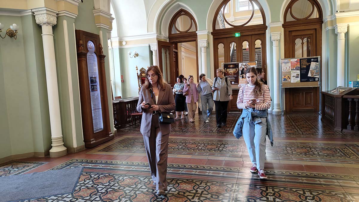 Представителям туроператоров Петербурга показали Синагогу