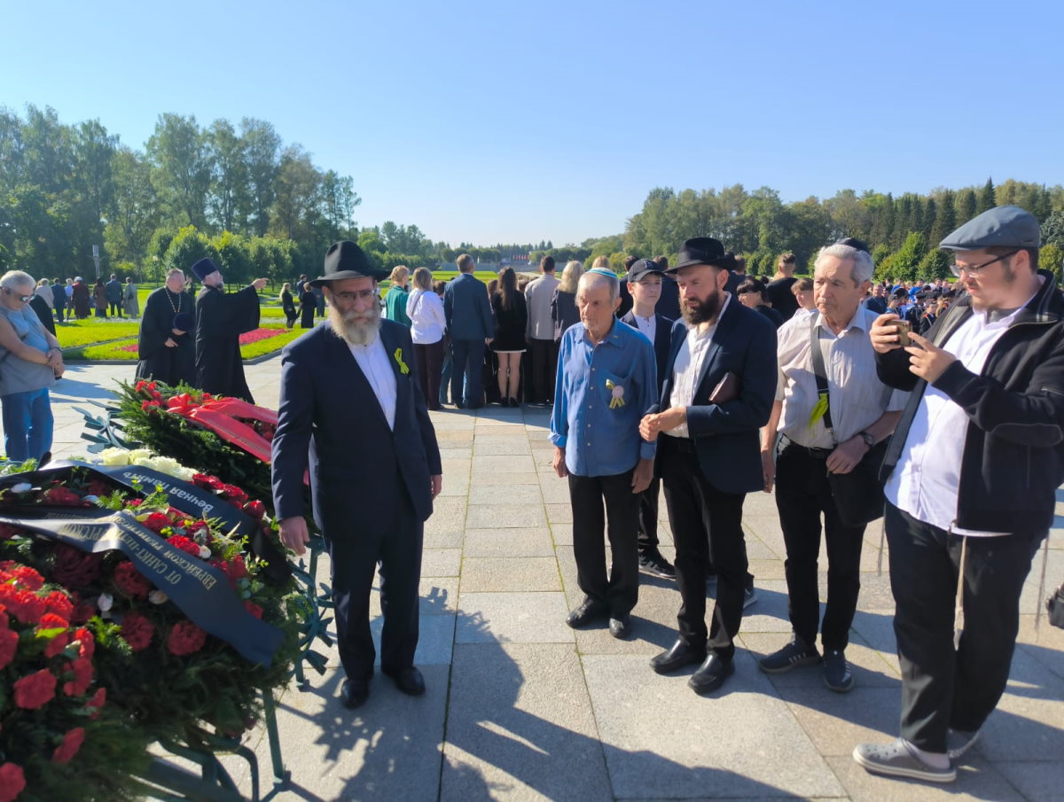 Делегация еврейской общины возложила венки на Пискаревском