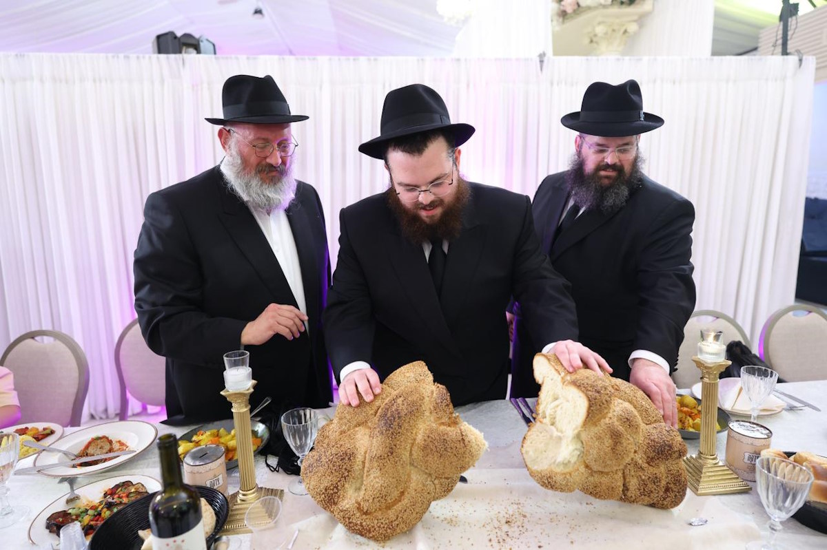 Свадебный обычай - разрезание гигантской халы