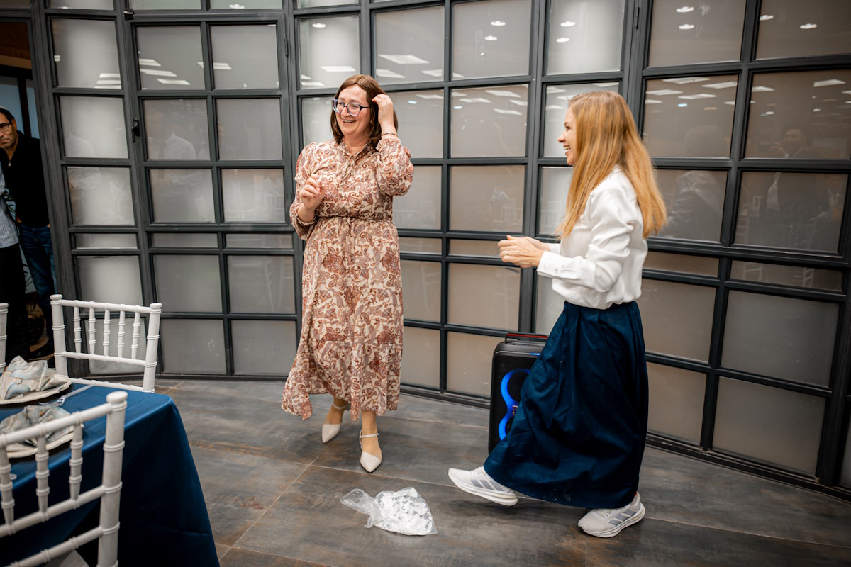 Мамы жениха и невесты разбивают тарелку, согласно обычаю