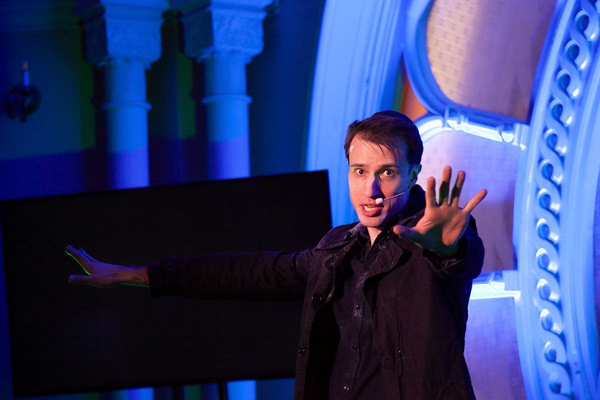 В Синагоге прошел моноспектакль Александра Мицкевича