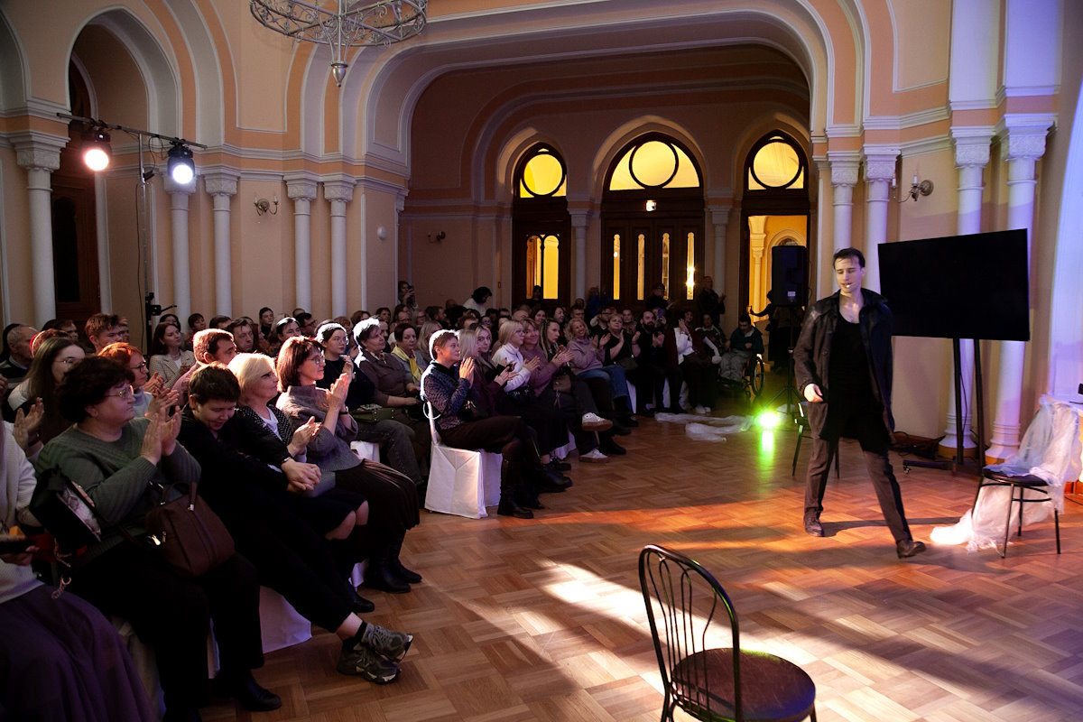 В Синагоге прошел моноспектакль Александра Мицкевича