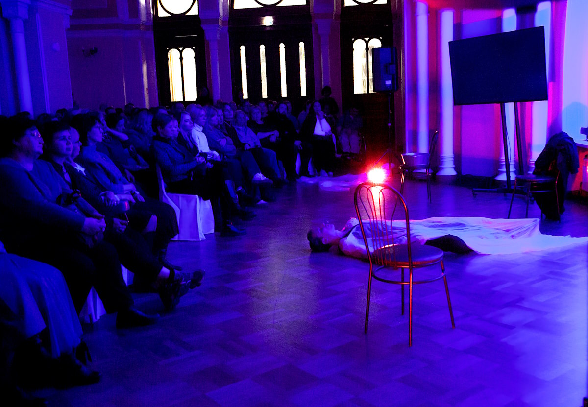 В Синагоге прошел моноспектакль Александра Мицкевича