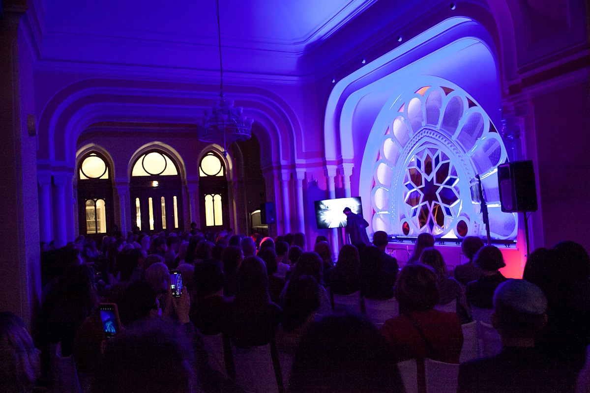 В Синагоге прошел моноспектакль Александра Мицкевича