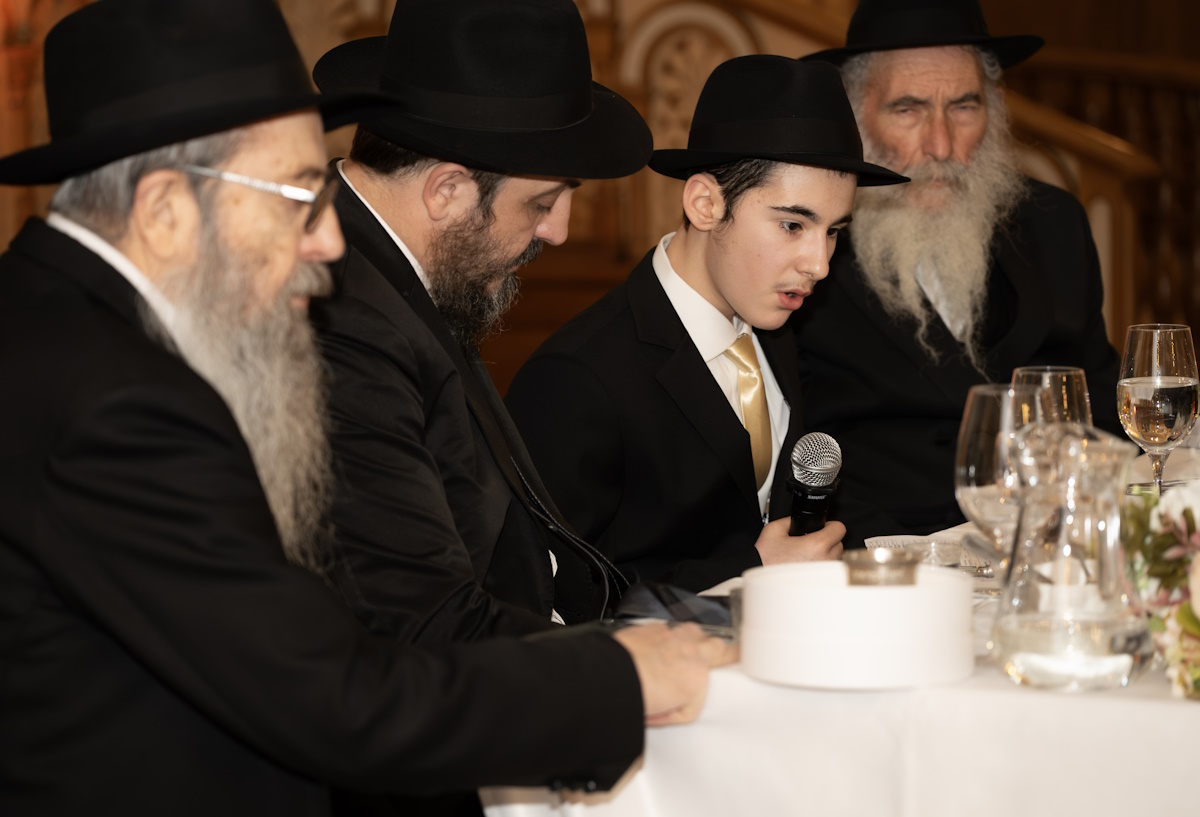 На фото: дедушка Йоси со стороны отца - рав Шимон Аш; отец - рав Дани Аш, сам Йоси и дедушка со стороны мамы - рав Ханох Ланг