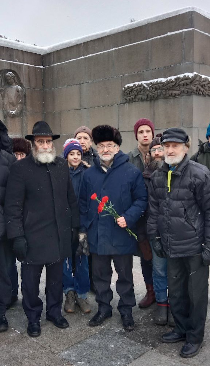 Делегация еврейской общины Петербурга возложила венки на Пискаревском