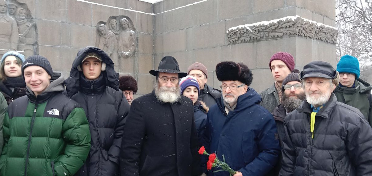 Делегация еврейской общины Петербурга возложила венки на Пискаревском