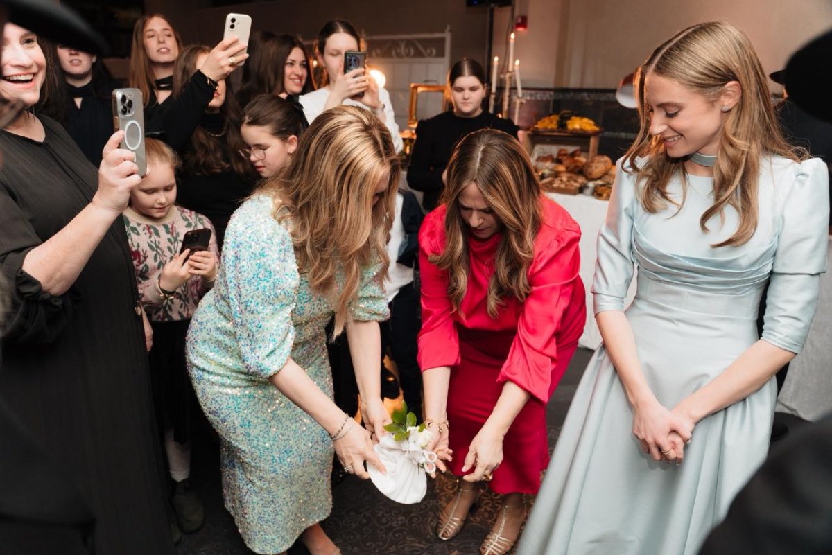 Мамы жениха и невесты разбивают тарелку, согласно традиции