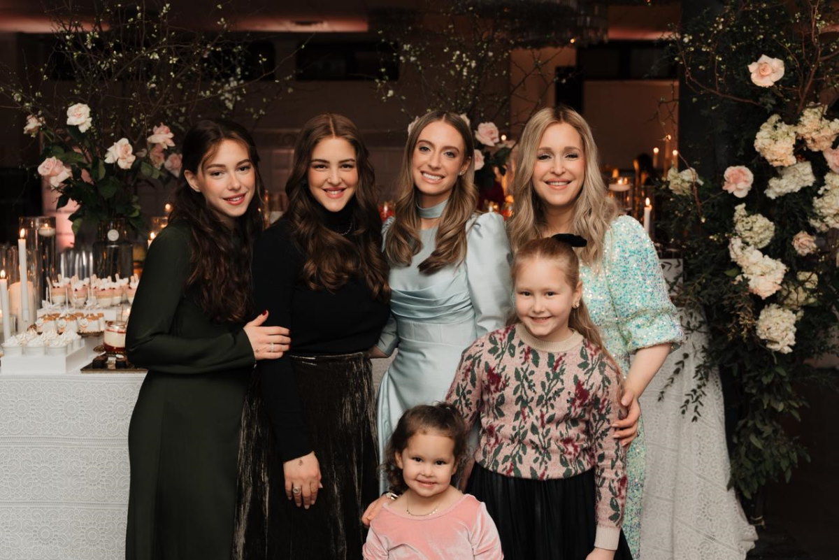 лея в центре, в светлом платье