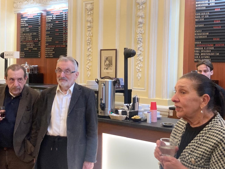 М. Д. Грубарг посетил открытие скамейки памяти Виктора Новикова