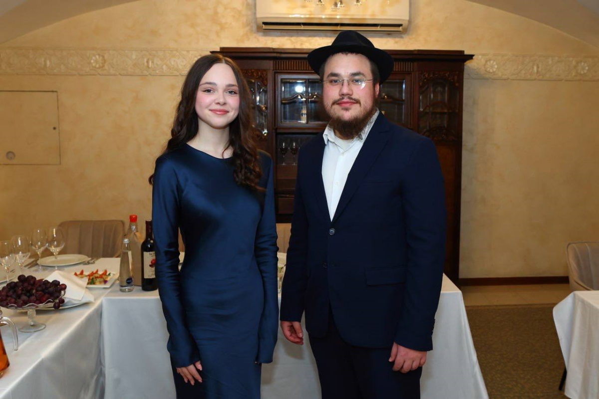 pozdravlyaem-vyipusknikov-evrejskoj-shkolyi-elishu-pneva-i-arielu-egupovu-s-pomolvkoj