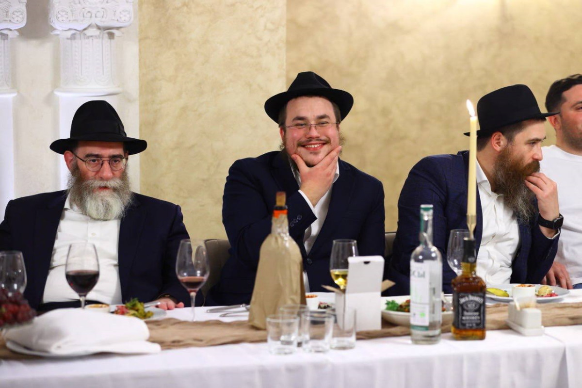 pozdravlyaem-vyipusknikov-evrejskoj-shkolyi-elishu-pneva-i-arielu-egupovu-s-pomolvkoj