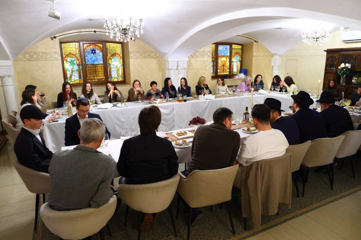 pozdravlyaem-vyipusknikov-evrejskoj-shkolyi-elishu-pneva-i-arielu-egupovu-s-pomolvkoj