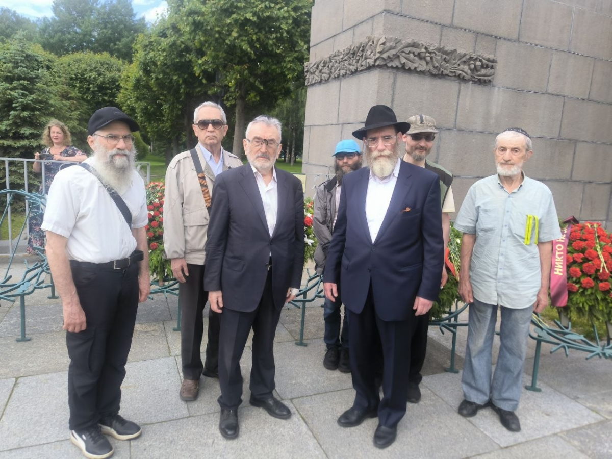 Делегация еврейской общины возложила венки на Пискаревском