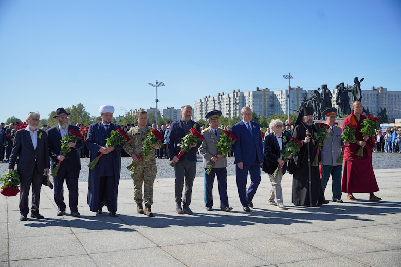 Делегация еврейской общины возложила цветы к Монументу героическим защитникам Ленинграда