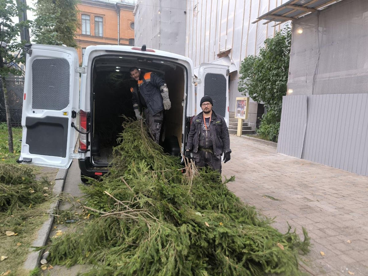 Погрузка во дворе Синагоги