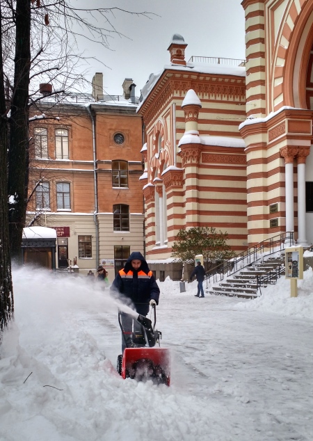 Синагога СПб приобрела машину для уборки снега